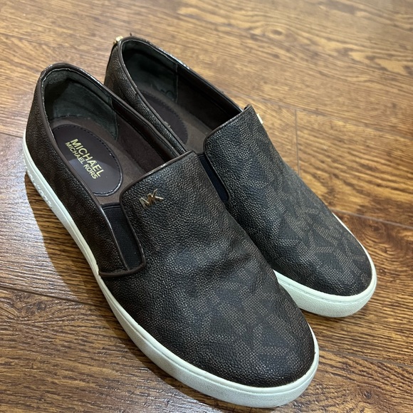 Micheal kors sneaker. Its a leather shoes - Picture 1 of 5